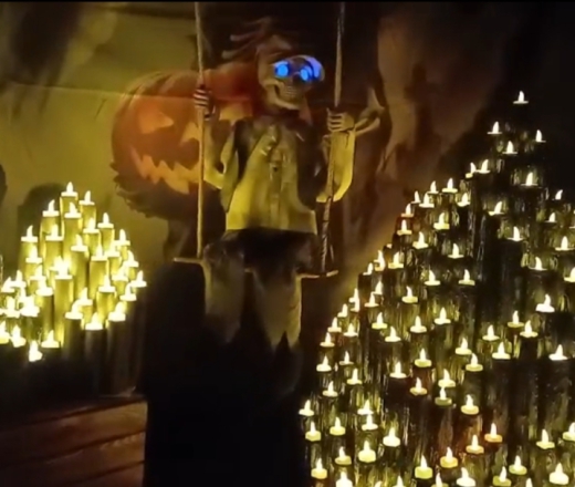 Skelett Junge auf Schaukel