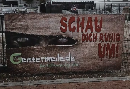 Bauzaun Banner mit Augen &quote;Schau dich um&quote;