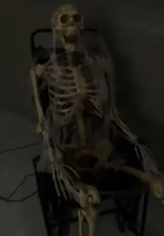 Skelett im Schaukelstuhl