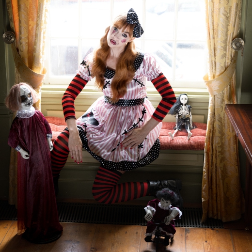 Puppe mit rotem Kleid, lachend [90cm]